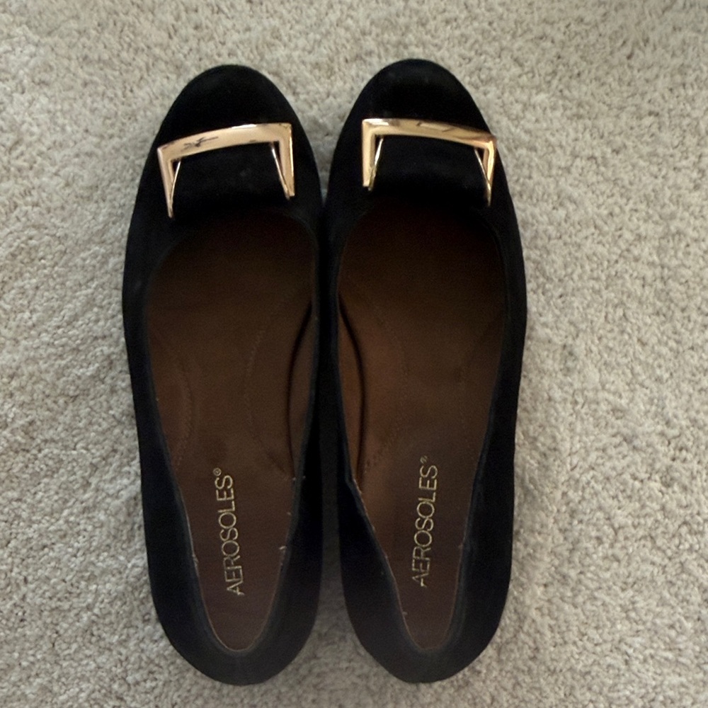 AEROSOLES Black Loafers with Gold Detail